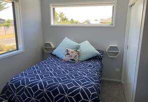 3 bedrooms, desk, iron/ironing board, travel cot - Riverfront gem in Ruakaka (Ruakākā)