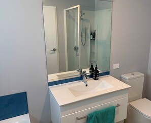 Shower, hair dryer, towels, soap - Riverfront gem in Ruakaka (Ruakākā)