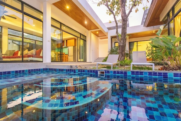Una piscina al aire libre
