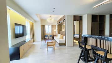 Escritorio, cortinas blackout y tabla de planchar con plancha