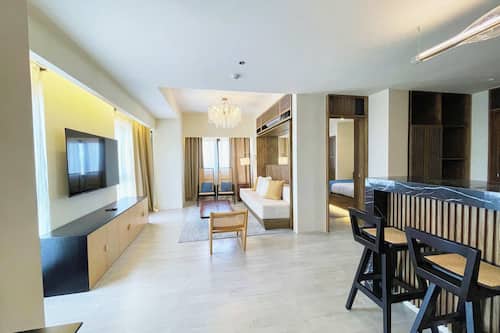 Presidential Suite | Desk, blackout curtains, iron/ironing board, free WiFi