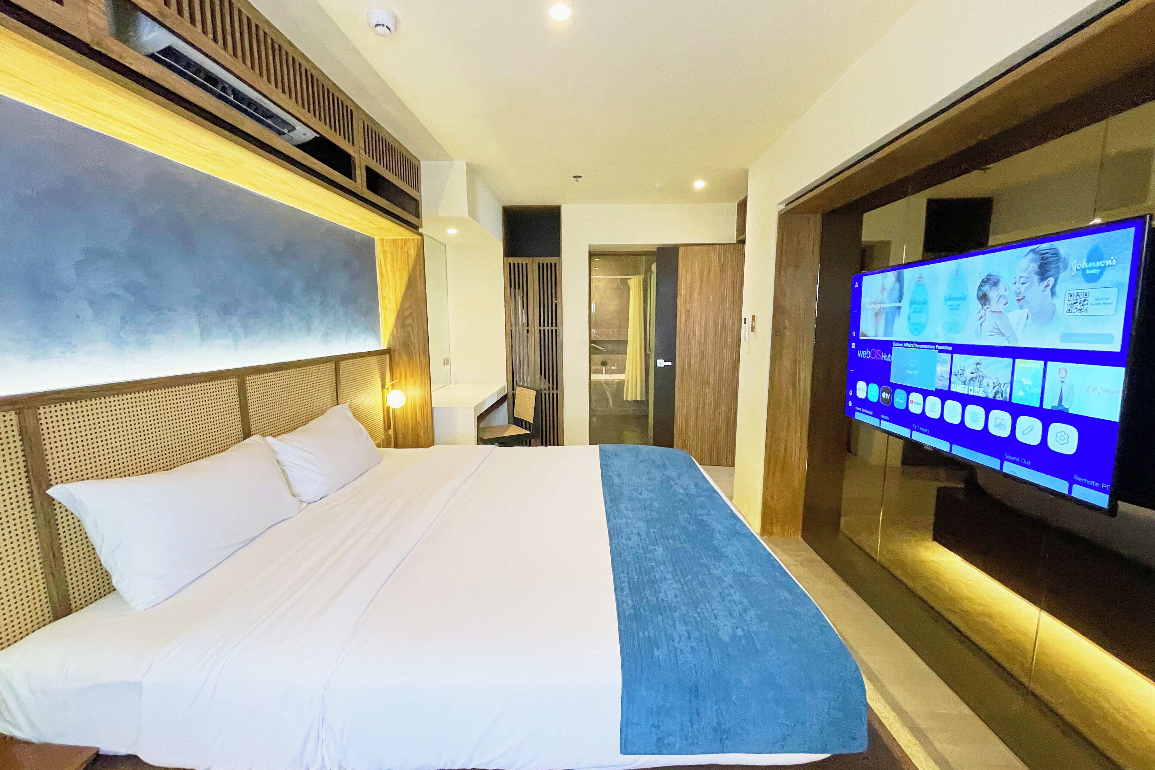 Suite presidencial | Escritorio, cortinas blackout y tabla de planchar con plancha 