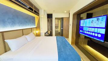 Suite presidencial | Escritorio, cortinas blackout y tabla de planchar con plancha