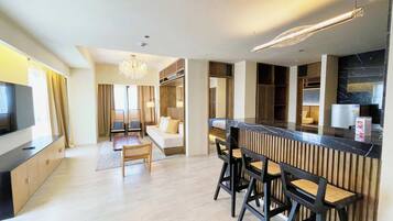 Escritorio, cortinas blackout y tabla de planchar con plancha