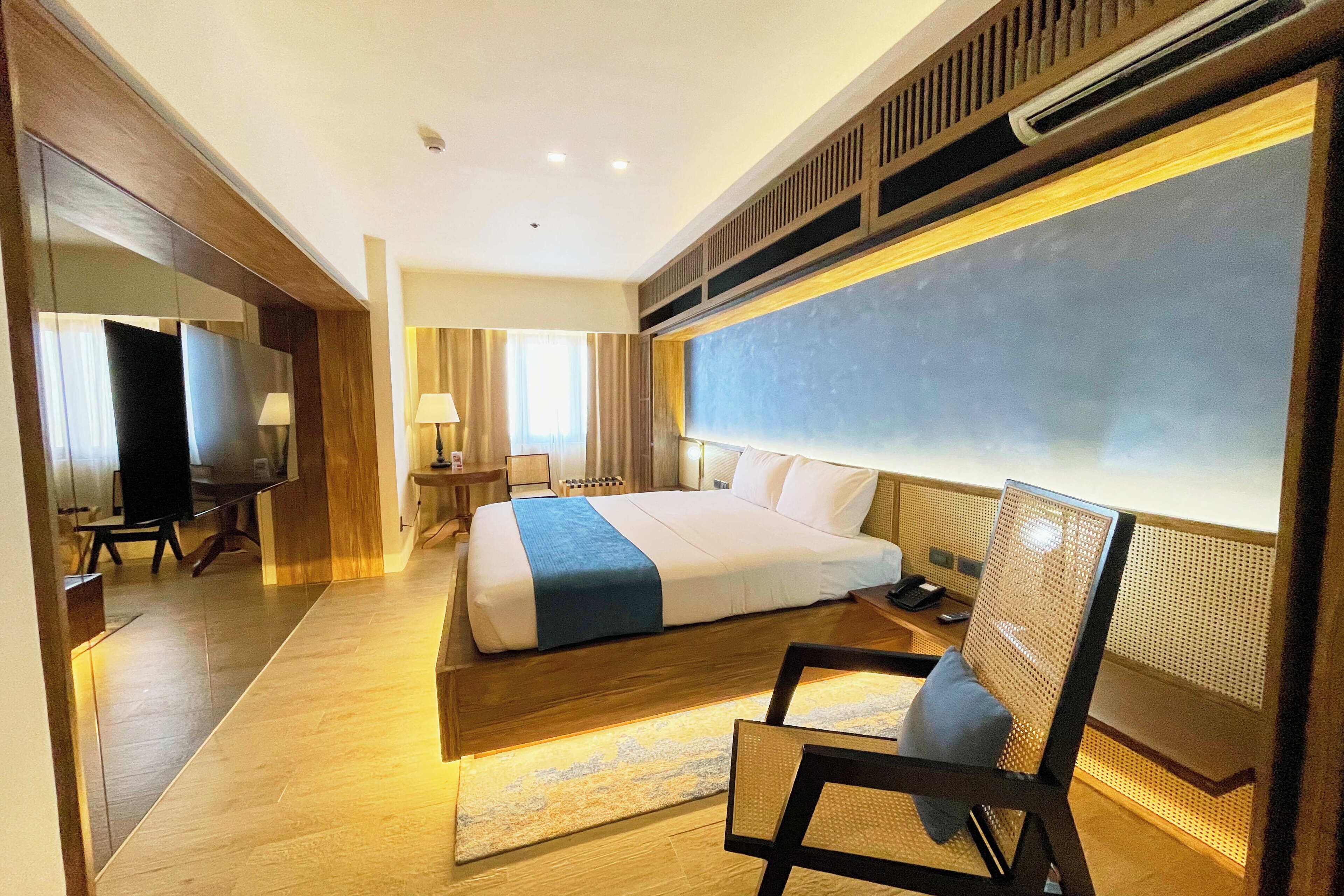 Deluxe King Room | Bureau, rideaux occultants, fer et planche à repasser, Wi-Fi gratuit