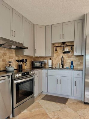 Réfrigérateur, four à micro-ondes, un four, surface de cuisson