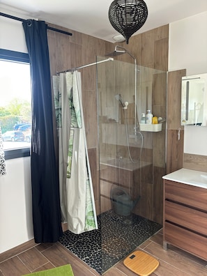 ヘアドライヤー、タオル、石鹸、トイレットペーパー