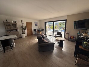 Fernseher, DVD-Player, Bücher