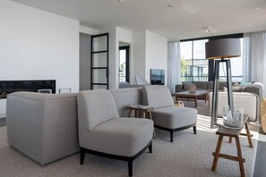 Smart TV y chimenea 