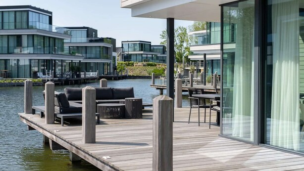 Outdoor dining - Water Villa in Zeeland by Lake Veere (Arnemuiden)