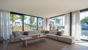 Smart TV, fireplace - Water Villa in Zeeland by Lake Veere (Arnemuiden)