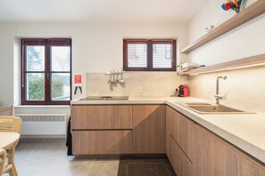Réfrigérateur, four, plaque de cuisson, lave-vaisselle