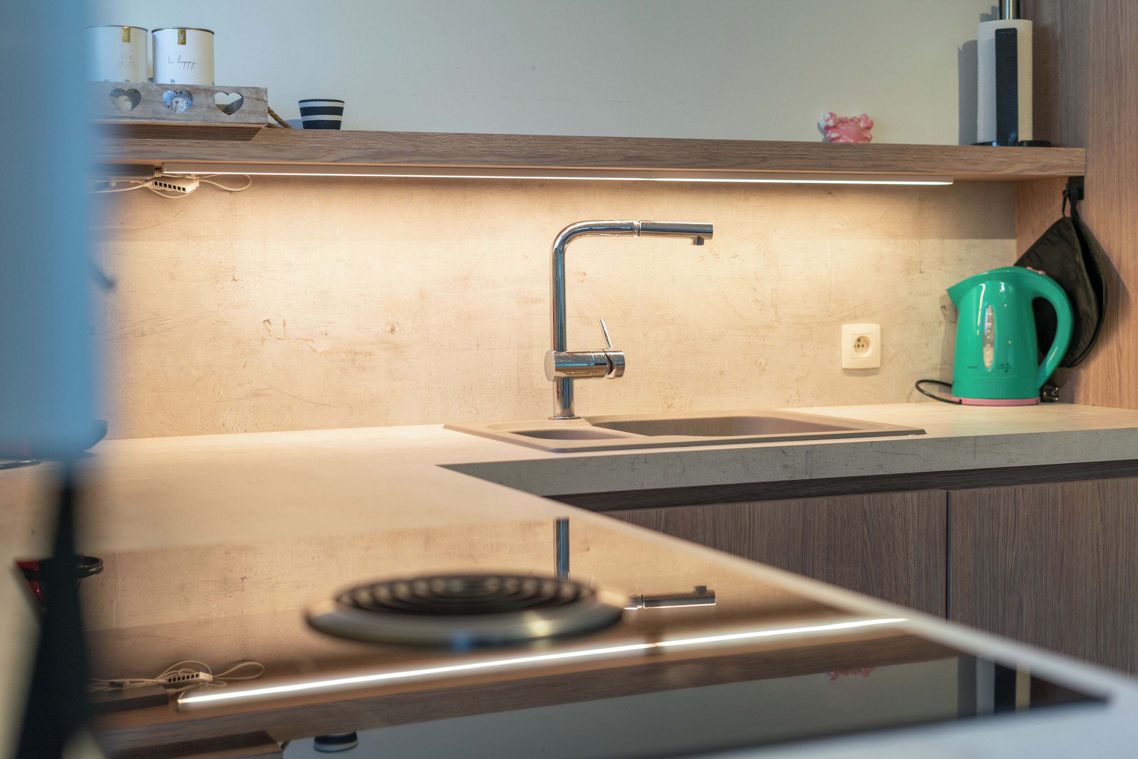 Een koelkast, een microgolfoven, een oven, een kookplaat