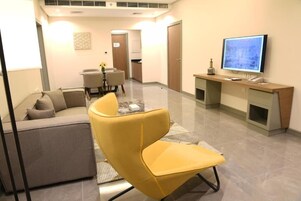 Escritorio, espacio para trabajar con laptop y wifi gratis 