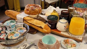 Een ontbijttafel met gebak, een kerstboom en diverse ontbijtartikelen.