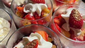 Una bandeja con porciones individuales de fruta y crema batida.