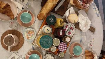 Free daily continental breakfast