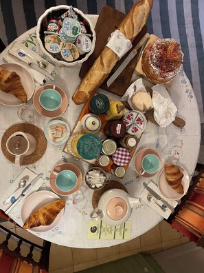 Free daily continental breakfast  - La Grenouille Noire (Marcillat-en-Combraille)