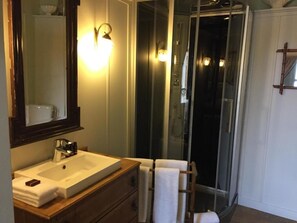 Habitación doble, vistas al jardín | Baño | Secador de pelo, toallas, jabón y champú