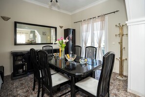 Appartement, 3 chambres | Salle Ă manger