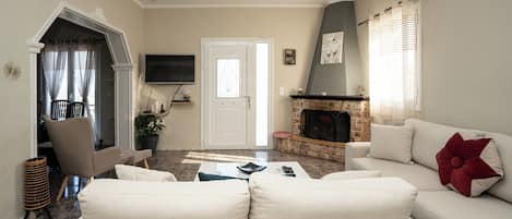 Departamento, 3 habitaciones | Área de sala de estar | Televisión de pantalla plana de 32 pulgadas con canales por cable