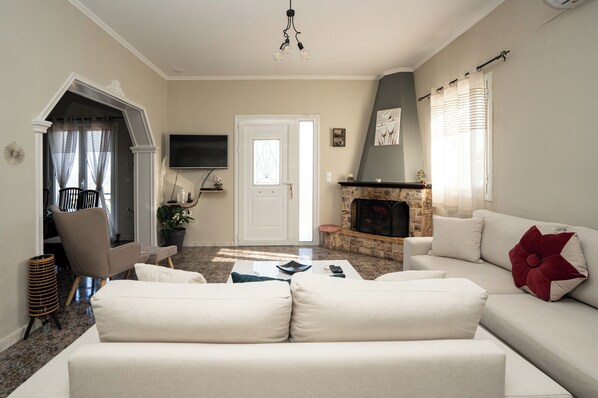 Appartement, 3 chambres | Aire de séjour | Téléviseur à écran plat de 32 po avec télévision par cùble, foyer