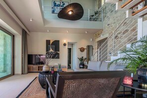 Smart TV, fireplace