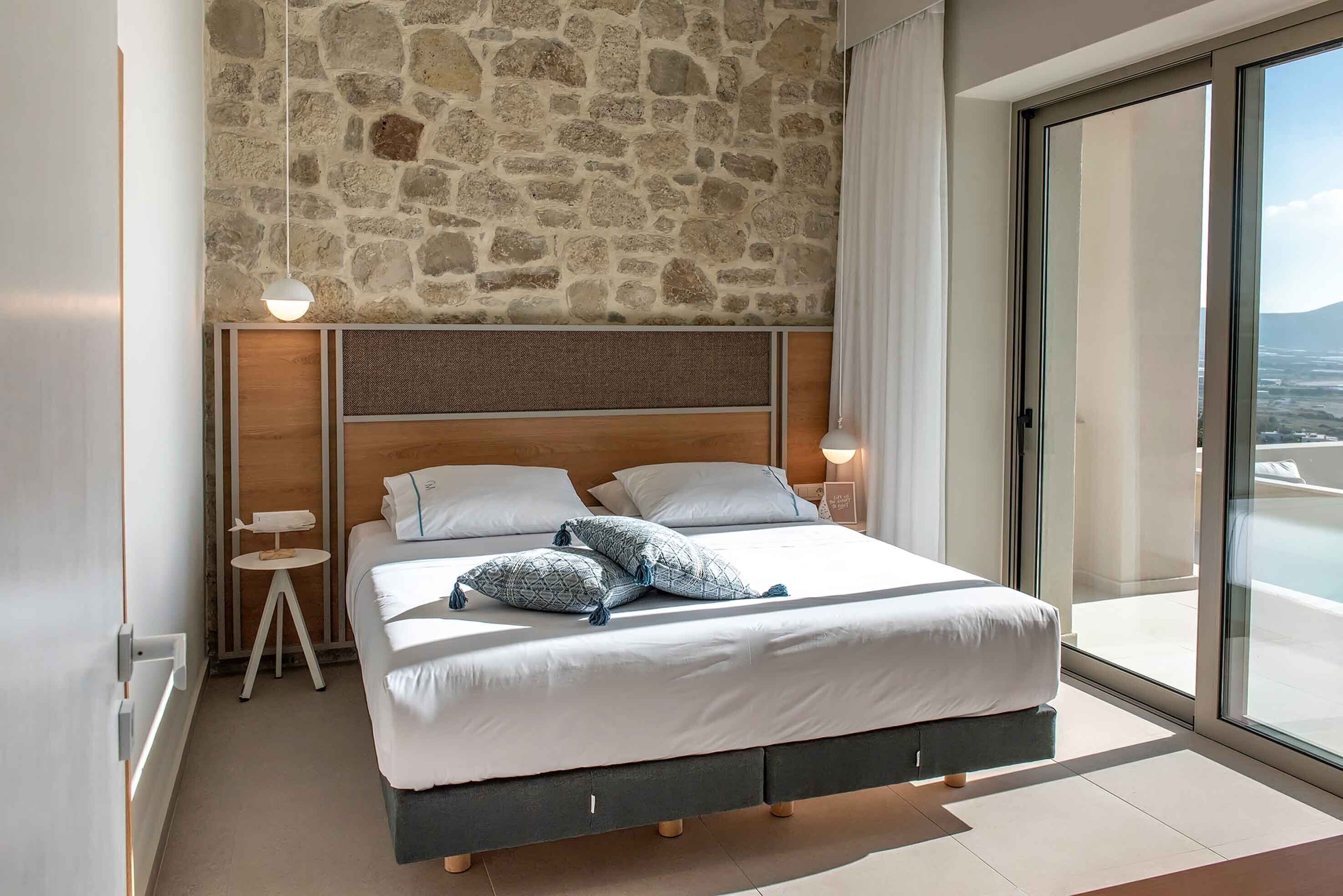 7 bedrooms, iron/ironing board, internet, bed sheets