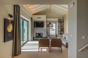 Smart TV, fireplace, table tennis