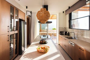 Jääkaappi, mikroaaltouuni, uuni, liesi