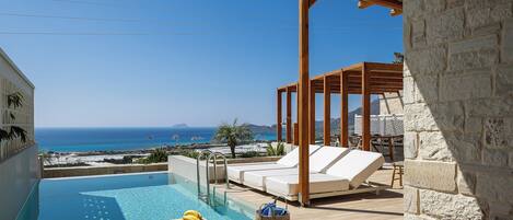 من حمّامات السباحة المغطاة، حمّام سباحة مُدفَّأ