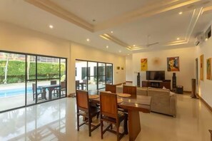 Flat-screen TV - Tim buktu 4BR Jacuzzi WalkVillaMarket170 (Chalong)