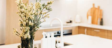 Kylskåp, mikrovågsugn, ugn och spishäll