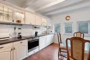 Frigorifero, microonde, forno, piano cottura