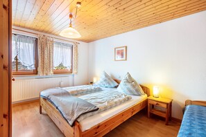 2 bedrooms, free WiFi, bed sheets - Holiday Apartment 'Feldbergblick' with Mountain View, Private Terrace and Wi-Fi (Todtnau)