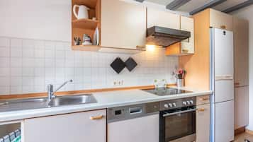 Geladeira, micro-ondas, fogão, cooktop
