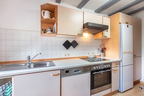 Frigorífico, microondas, horno y placa de cocina