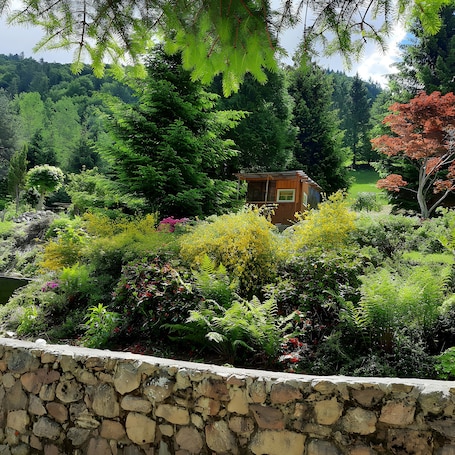 施設の敷地. Holiday Apartment 'Zum Silberberg' with Mountain View, Shared Garden and Wi-Fi