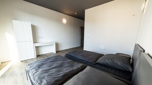 A modern bedroom with a bed, a desk, and a wardrobe. - Room '10' with Wi-Fi (Dußlingen)