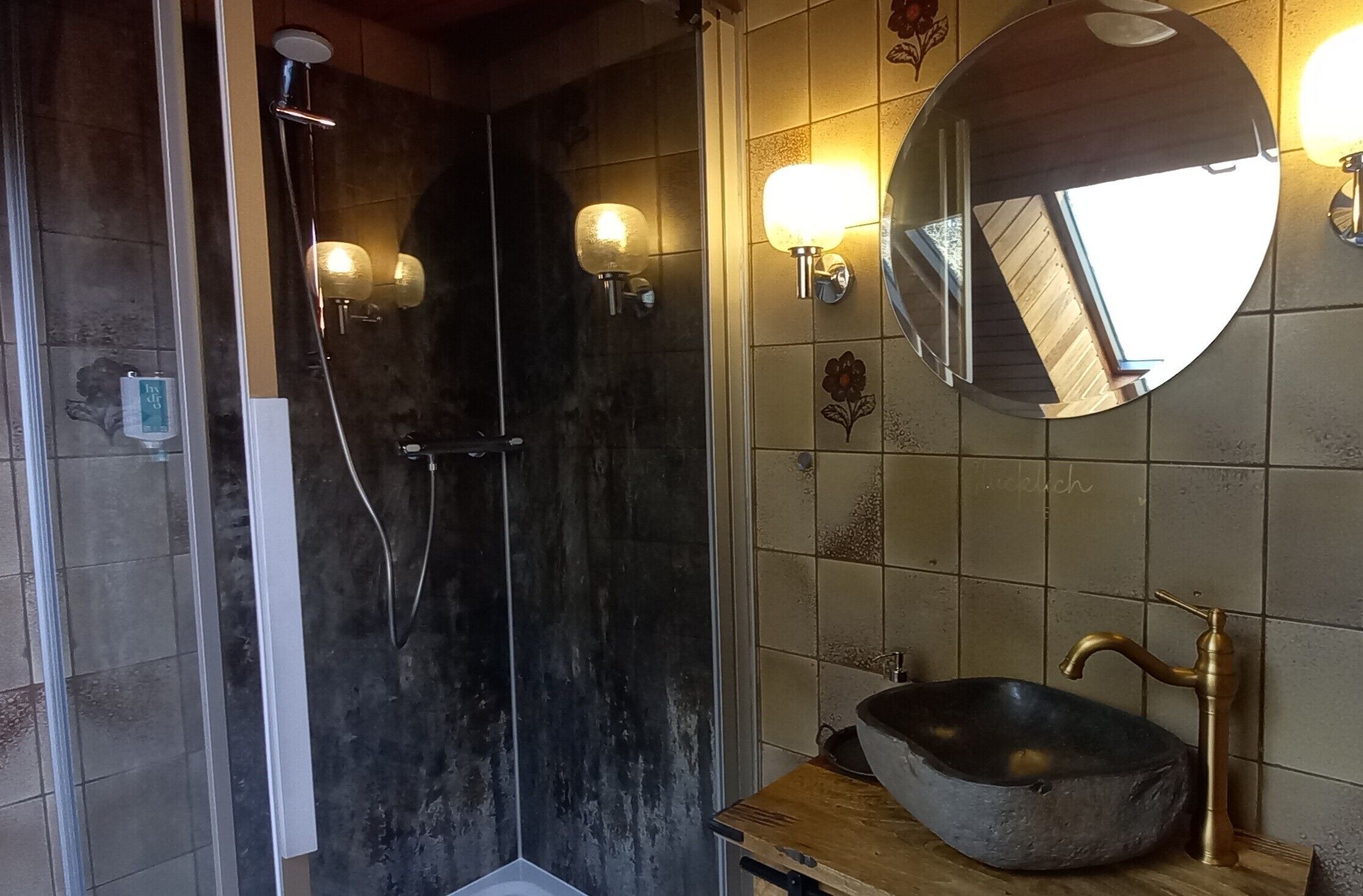 Dusj, hårføner og håndklær