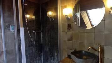 Dusj, hårføner og håndklær