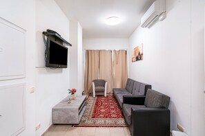 TV - Apartment 'Aldars 9' with Private Terrace, Wi-Fi & Air Conditioning (München)