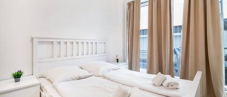 2 عدّة غرف نوم وواي فاي مجانًا وملاءات أسرّة