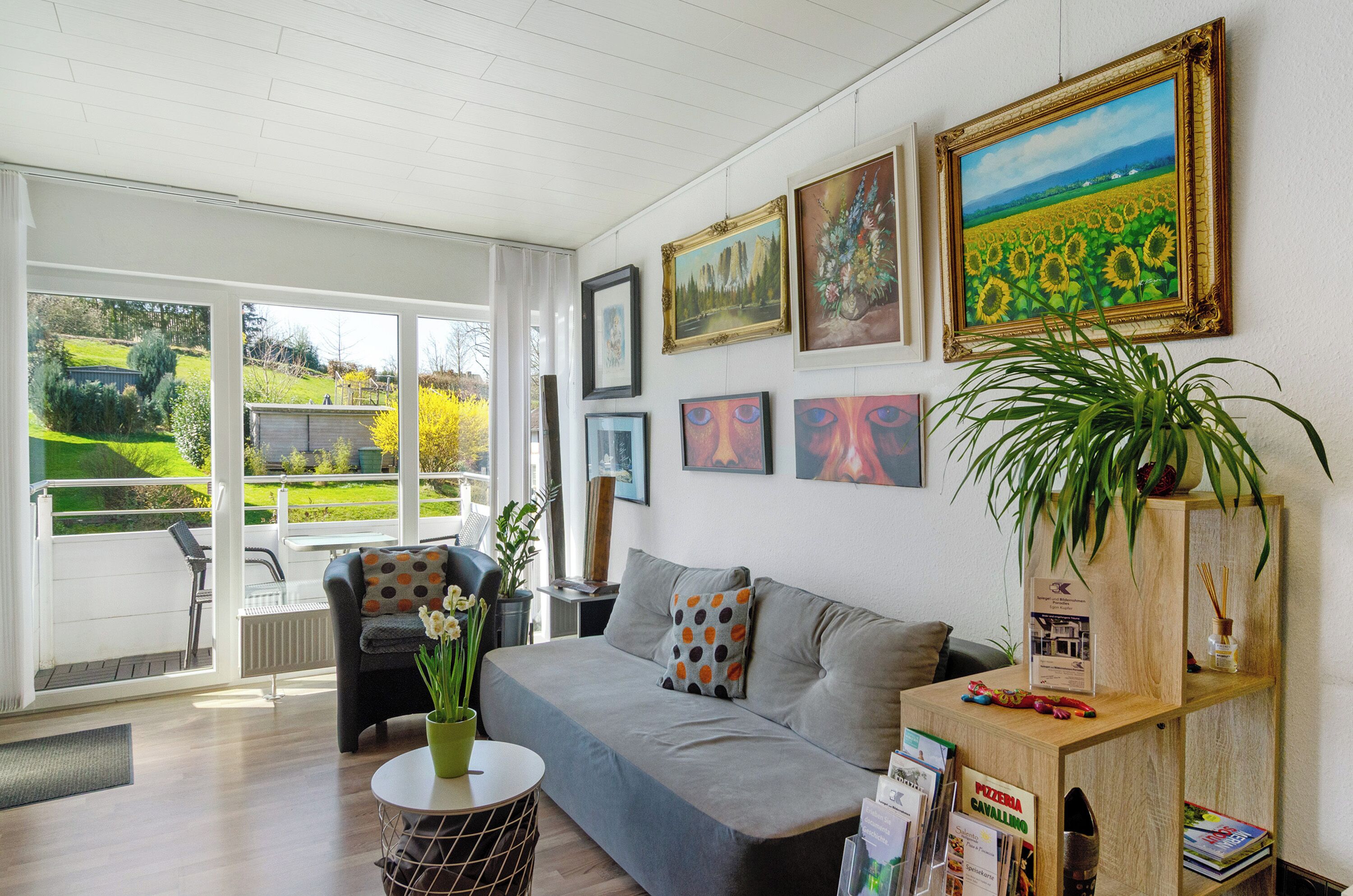 Una televisión, un reproductor de DVD, un reproductor estéreo