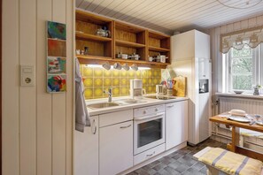 Fridge, oven, stovetop, coffee/tea maker