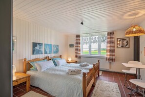 2 soverom, strykejern/-brett og sengetøy