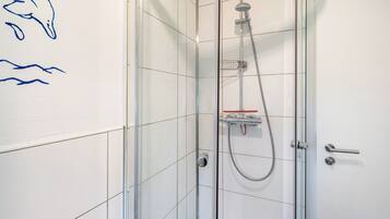 Chuveiro, secador de cabelo, toalhas de banho