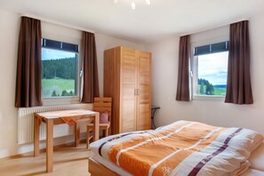 2 makuuhuonetta, silitysrauta/-lauta, ilmainen Wi-Fi, vuodevaatteet