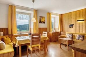 Televisión, reproductor de DVD, mesa de ping pong, estéreo