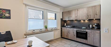 Réfrigérateur, micro-ondes, four, plaque de cuisson